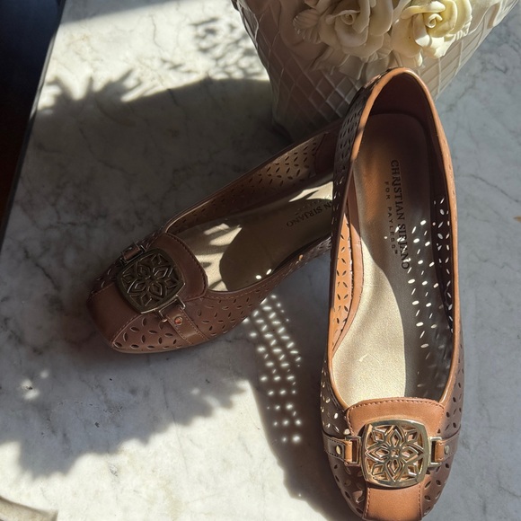 Christian Siriano Tan Flats with Gold Accents - Picture 1 of 4